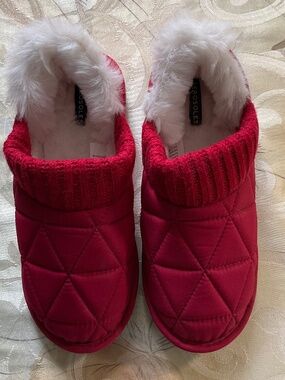 New w/o tags Red Aerosoles Slippers, Size L (8-9).
